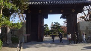 新しく作られた門なので厳重ではない。。