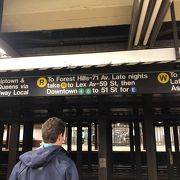 治安も悪くなく普通に乗れますがなんか暗いですよねマンハッタンの地下鉄