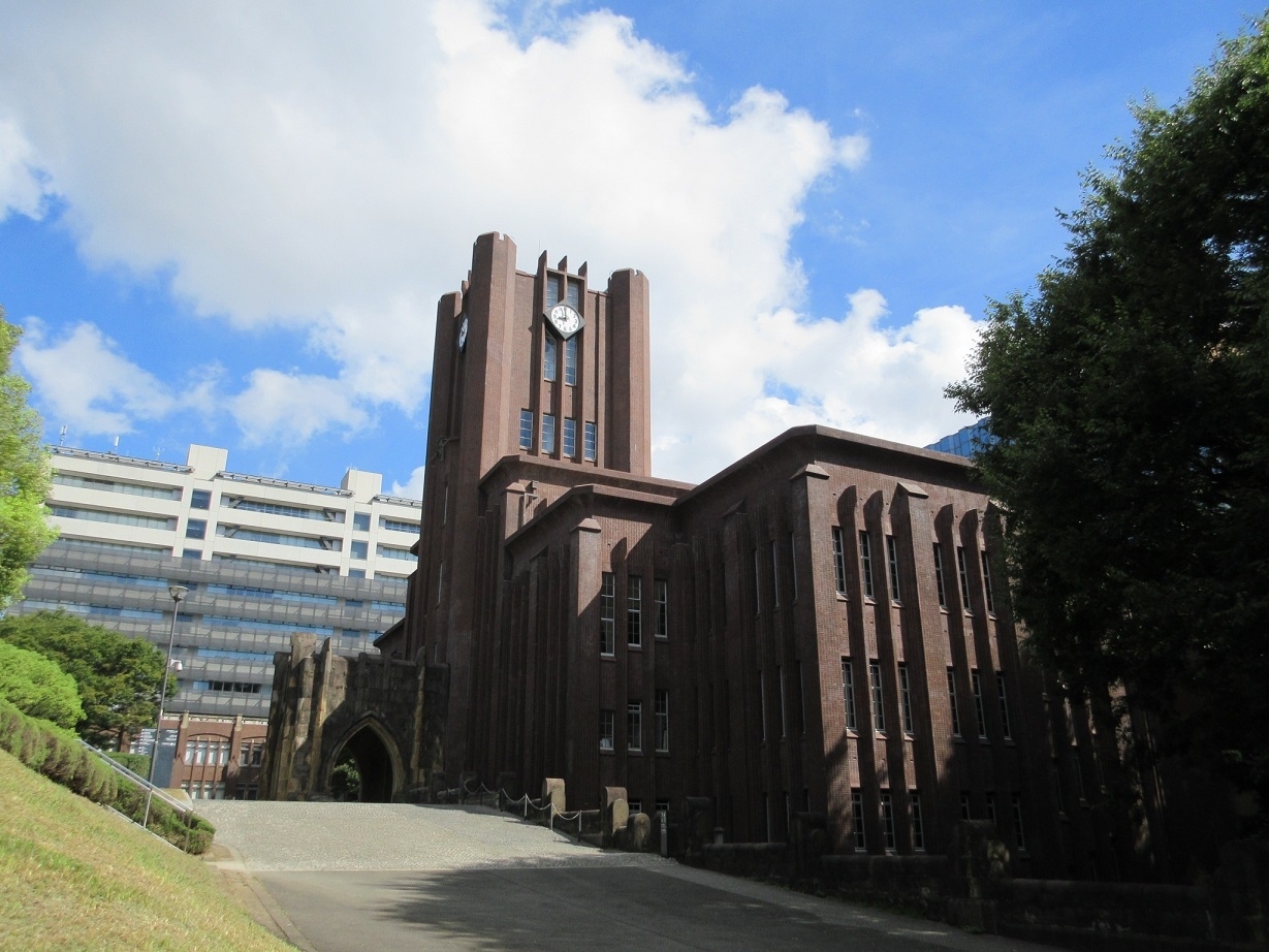 チョコレート色のレンガの外壁は思った通り重厚で、日本を代表する大学らしい風格を漂わせていました。