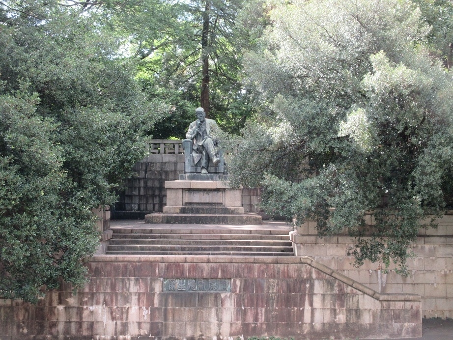 他の銅像とはけた違いに大きく威圧的な感じがしました。