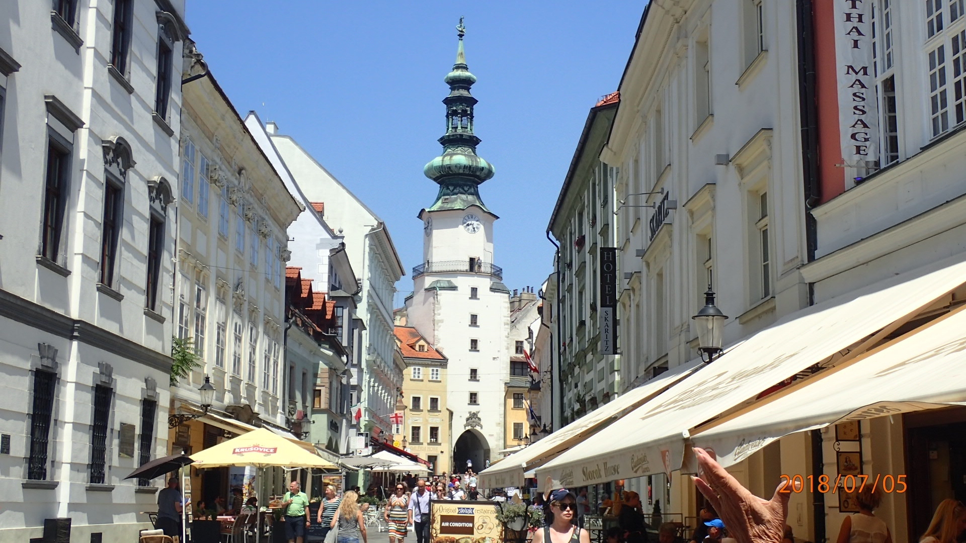 白い壁と尖塔部分が青銅色の見栄えのする建物で、ブラチスラバのシンボル的な存在です。