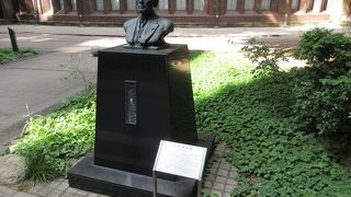 今は静かに学びやに集う若者らを見守っているような慈悲深い顔が印象的でした。