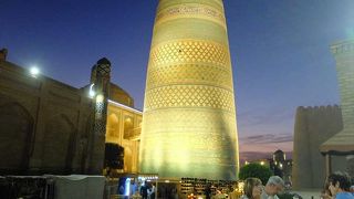 ヒヴァで一番ユニークでカラフルなミナレット