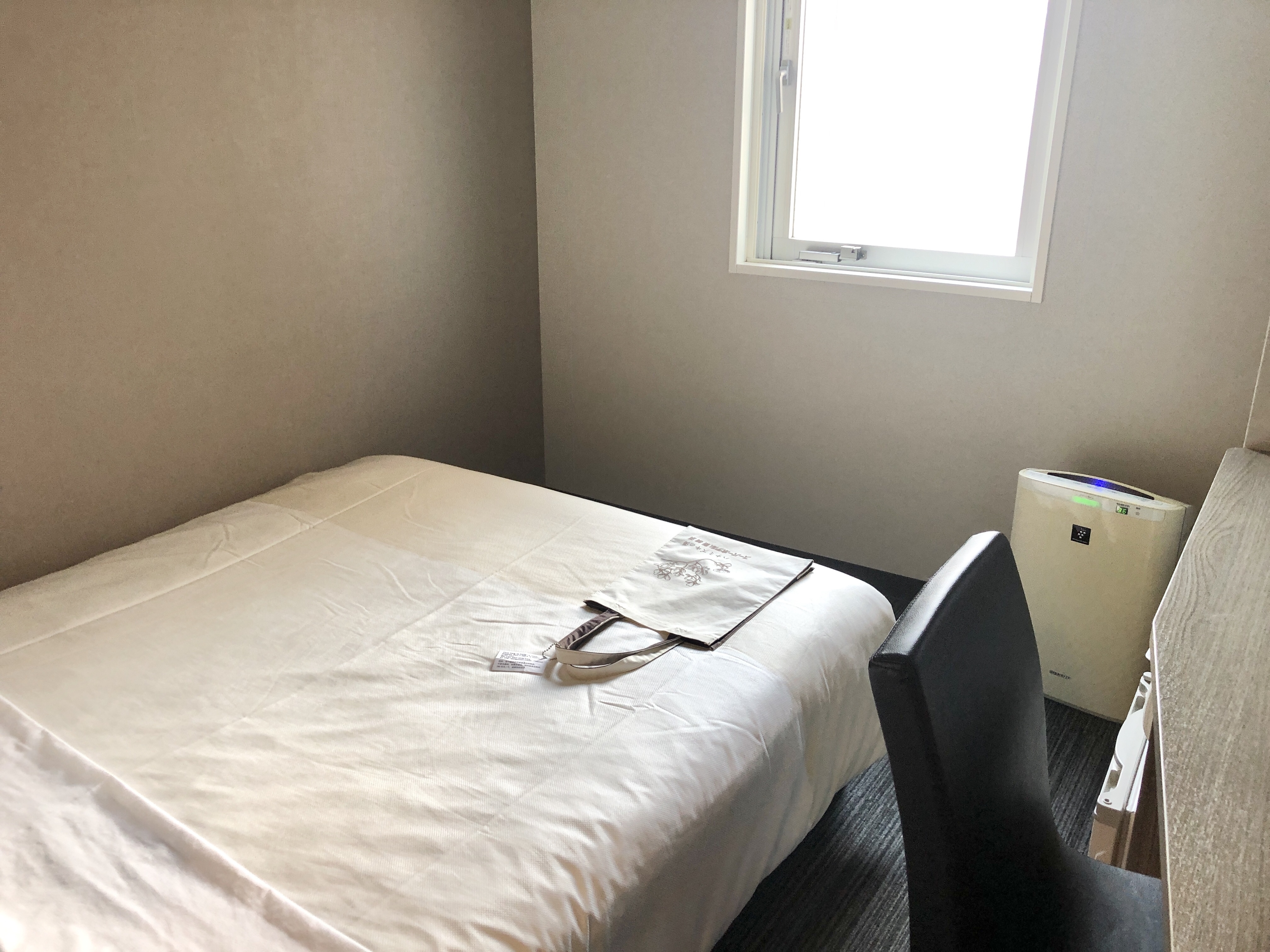 広くはないですが、朝食とお風呂ついてるので気になりません