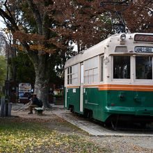公園内、旧市電の車両