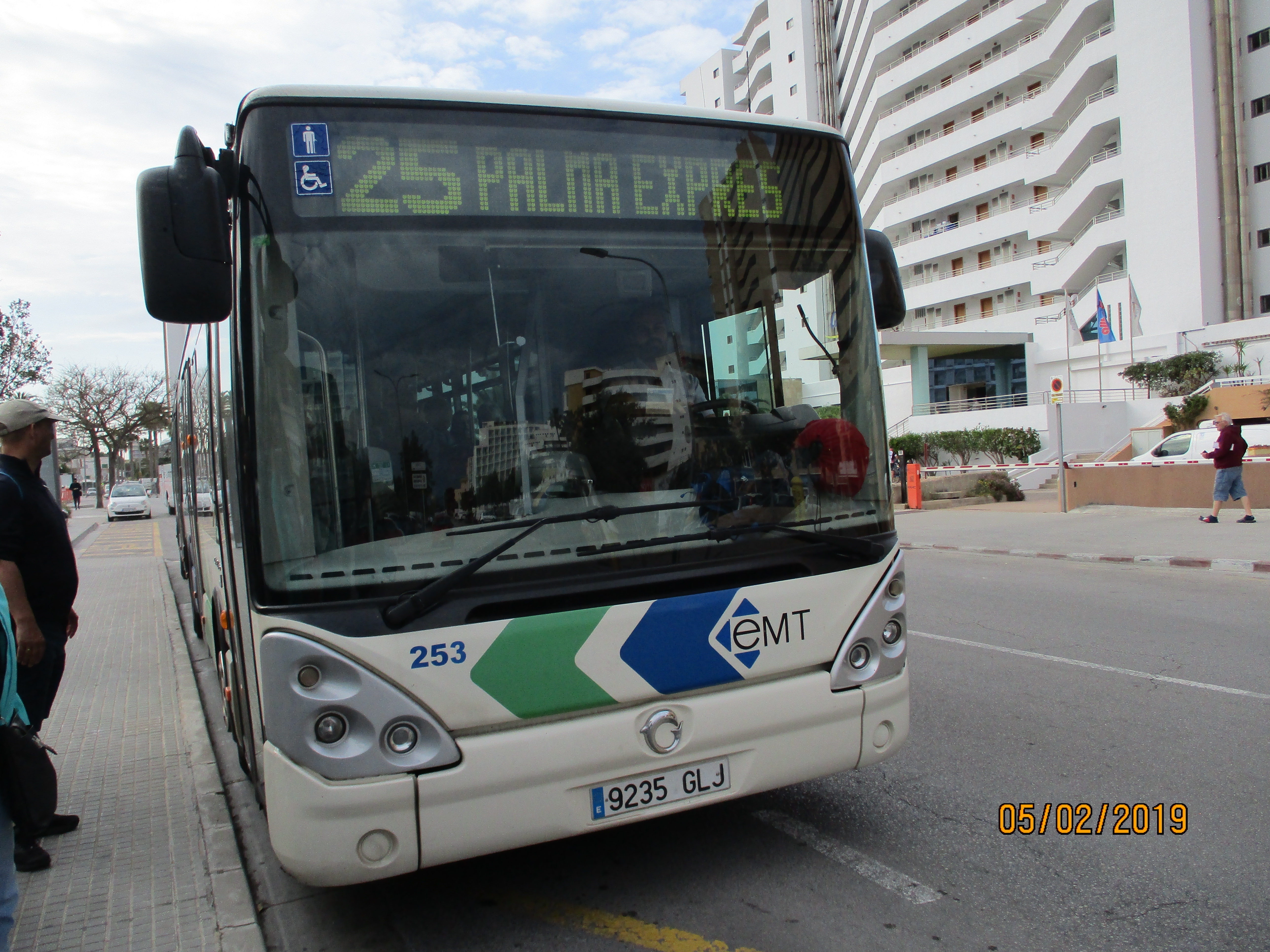 空港発着のバスは運賃が高いが、市内路線は安くてとっても便利!