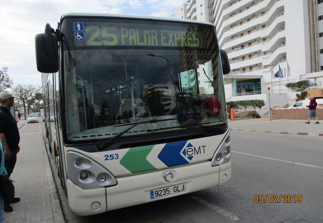 空港発着のバスは運賃が高いが、市内路線は安くてとっても便利!