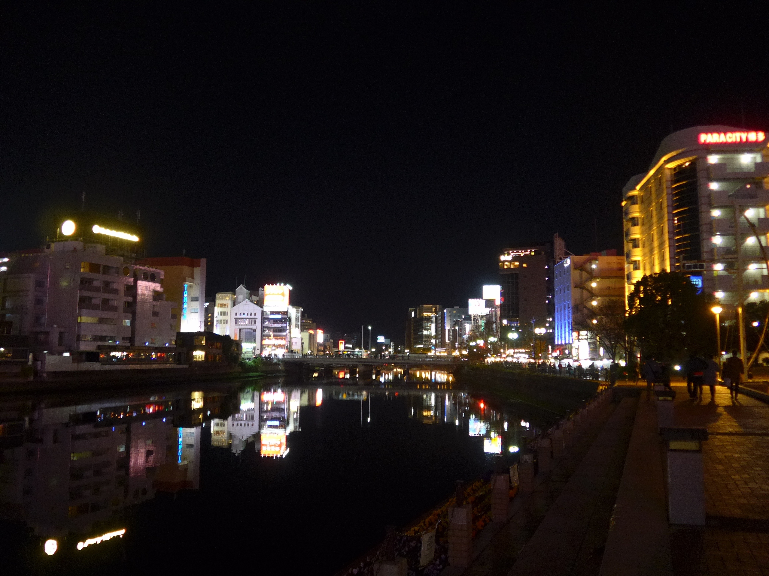 博多の夜の風物詩 那珂川沿いの屋台街には多くの観光客が訪れていました By Sakura 博多 中洲屋台のクチコミ フォートラベル