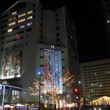 イムズの建物と周辺のクリスマスマーケットの灯り