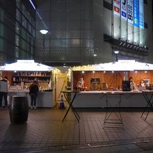 入り口付近で実施されているクリスマスマーケット12/25迄