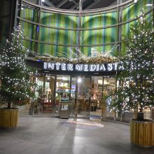 一階入り口付近のクリスマス演出