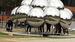 モダンなアート発信地