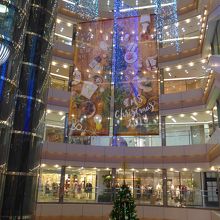 吹き抜けに飾られたオーロラのイルミネーション