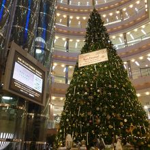 地下二階に設置された高さ約12mのクリスマスツリーと吹き抜け