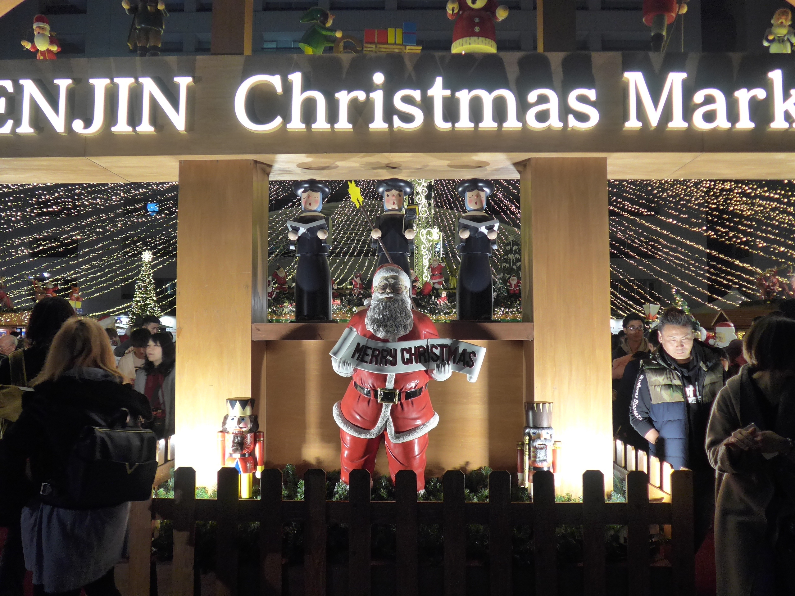 会場正面入り口のサンタ