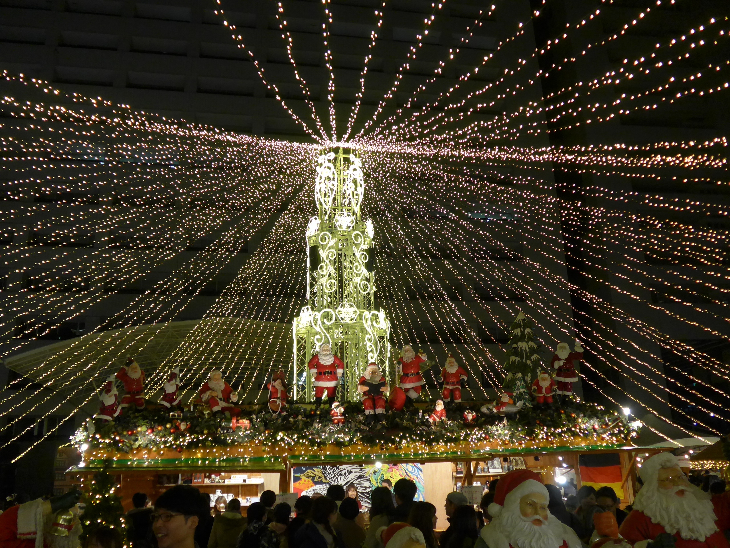 シンボルタワーからのイルミネーションの広がり