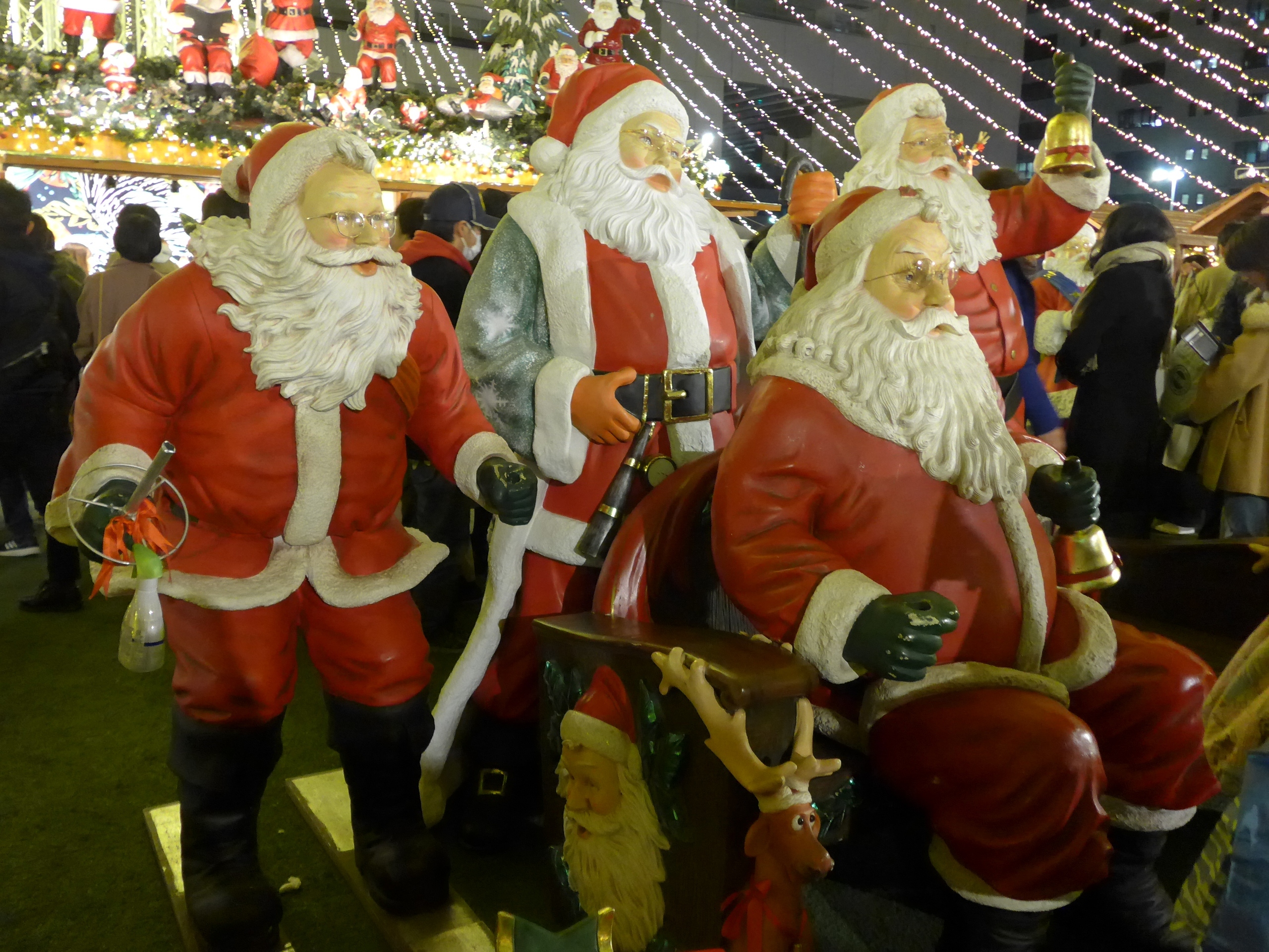 沢山のサンタクロースが並んでいます
