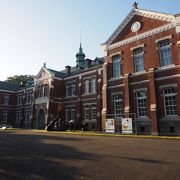 赤煉瓦の重厚感あふれる美術館は、明治の終わりに建てられた旧近衛師団司令部庁舎をリノベーションしたもの