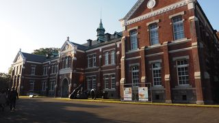 赤煉瓦の重厚感あふれる美術館は、明治の終わりに建てられた旧近衛師団司令部庁舎をリノベーションしたもの