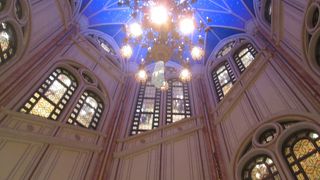 中央部にある壁は見どころのひとつ