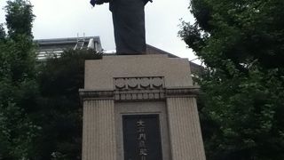 山門の近くにある