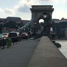 歩いて鎖橋を渡る。奥に見えるのが、ブダ王宮