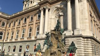 ケーブルカーで登れます