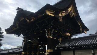 阿弥陀堂へ入る檜皮葺の門