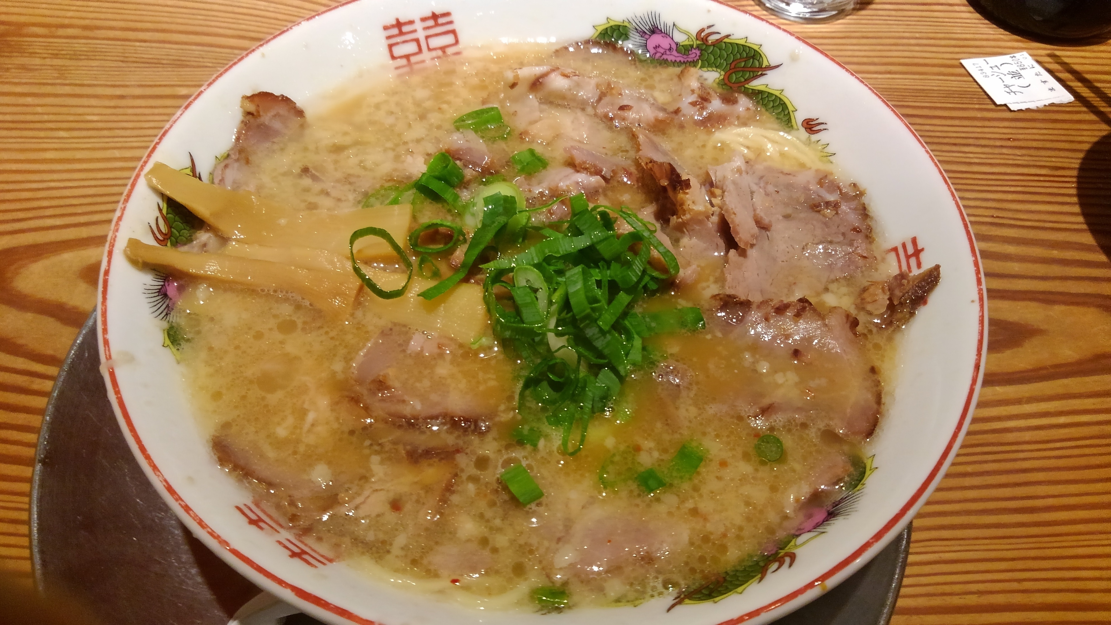 チャーシュー麺は面一杯のチャーシュー