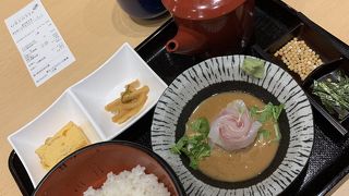 駅構内で朝から寿司