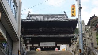 ３６５段目にある立派な門