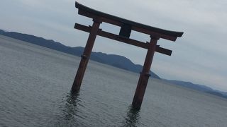 湖に浮かぶ鳥居