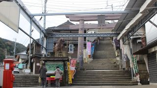 一之鳥居の両脇にある大きな備前焼きの狛犬