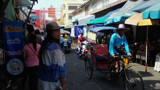 魚介が並ぶ駅前市場