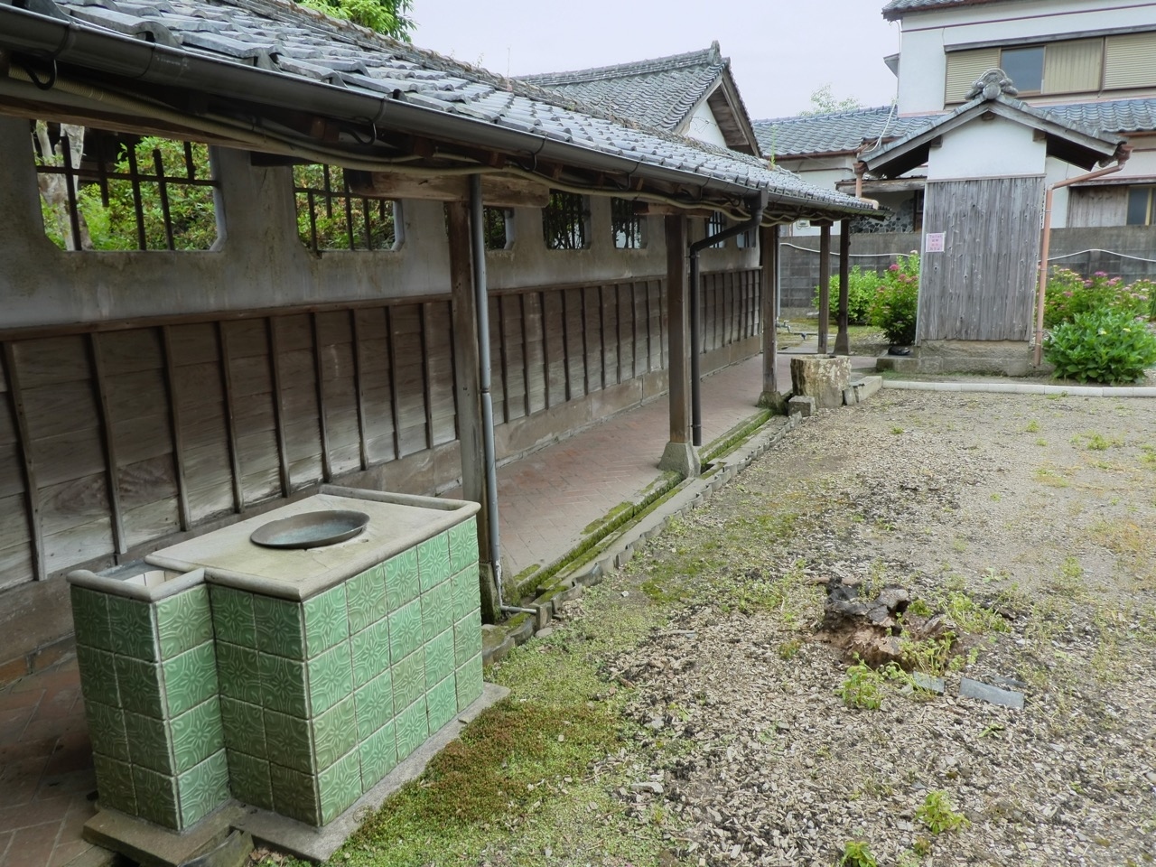 突き当りがWC。手前の緑のタイル、きれいです。