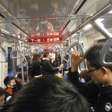 文湖線と新規開業の環状線はゆりかもめ似の小型車両で狭いです。