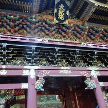 日光輪王寺大猷院二天門の極彩色彫刻