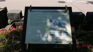 尾山神社のすぐ前にあります