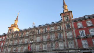 広場にある建物の中