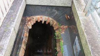 １５番館の横です