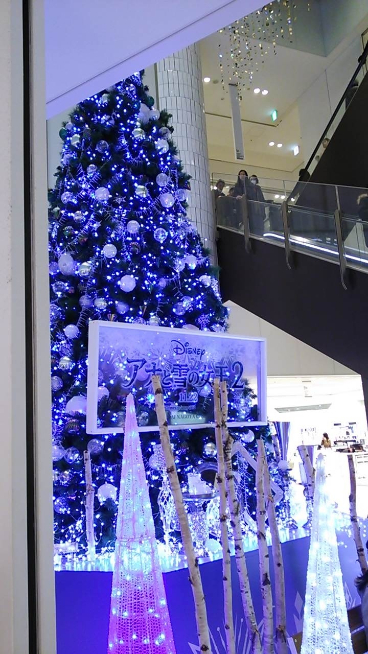 12月で「アナ雪2」をイメージしたクリスマスツリーが設置