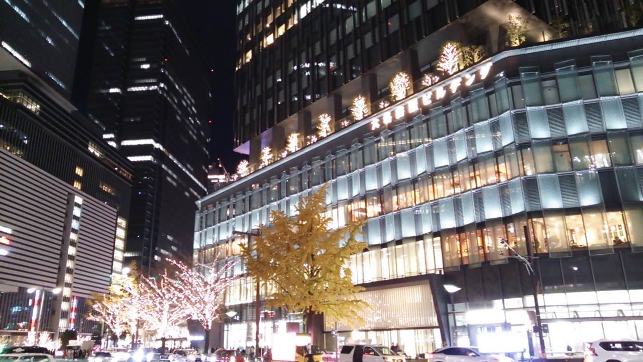 道沿いと展望テラスの街路樹がライトアップされて目立ちます