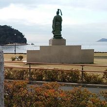 竹島を見てたたずんでます