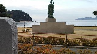 自ら開発に携わった竹島を見てたたずむ平安時代の歌人です