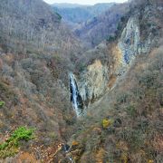 千曲川の支流である角間川の上流にある滝です。展望台からちょっと遠くに澗満滝を見ることになります。