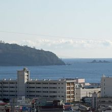 湯河原駅前にして、真鶴半島を展望