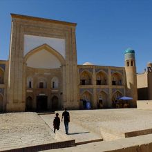 クトゥル・ムラド・イナク・メドレセ正面は、飾り気無しの外観。