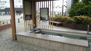 市電湯の川温泉停留所の近くに位置する足湯