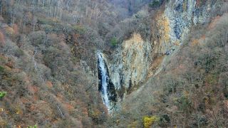 千曲川の支流である角間川の上流にある滝です。展望台からちょっと遠くに澗満滝を見ることになります。