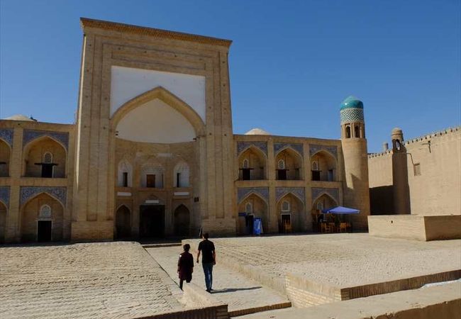 中庭に地下貯水池があるメドレセ